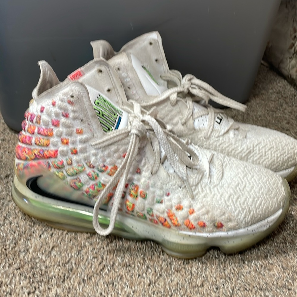 10.5 Nike LeBron 17 Air Force command knit sneakers